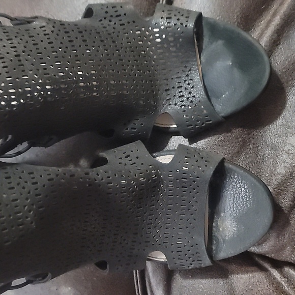 VINCE CAMUTO corbina black block heel sandals cutout open  toe sz 8 - Picture 2 of 6